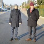 Wójt i przewodniczący Rady Gminy stoją na oddanym odcinku ulicy Rolniczej w Strzałkowie