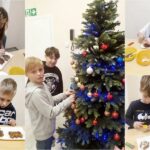 Po bokach zdjęcia dzieci dekorujące świąteczne pierniki, w centrum dzieci ubierające choinkę