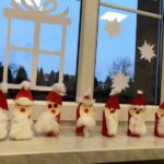 Mikołaje z papieru i waty przygotowane przez dzieci ze świetlicy środowiskowej ustawione na parapecie