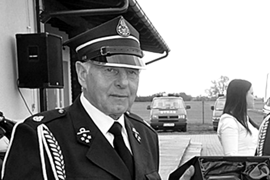 Czarno biała fotografia zmarłego Tadeusza Pieszczka - wieloletniego prezesa OSP Babin