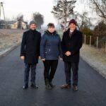 Wójt Gminy Strzałkowo, Przewodniczący Rady Gminy oraz Sołtys Sołectwa Janowo stoją na nowo oddanej do użytku drodze asfaltowej