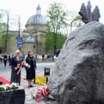 Delegacja Zespołu Szkolno-Przedszkolnego w Strzałkowie składa kwiaty pod Pomnikiem Powstańców Wielkopolskich