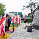 Delegacja Centrum Kształcenia Zawodowego i Ustawicznego w Strzałkowie składa kwiaty pod Pomnikiem Powstańców Wielkopolskich