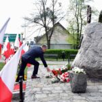 Prezes Ludowego Banku Spółdzielczego w Strzałkowie składa kwiaty pod Pomnikiem Powstańców Wielkopolskich