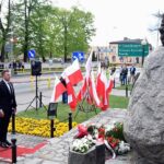 Delegacja Spółdzielni Mleczarskiej Udziałowców w Strzałkowie składa kwiaty pod Pomnikiem Powstańców Wielkopolskich