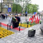 Delegacja Samorządu Gminy składa kwiaty pod Pomnikiem Powstańców Wielkopolskich