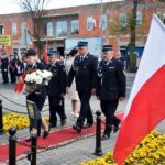 Delegacja OSP Strzałkowo składa kwiaty pod Pomnikiem Powstańców Wielkopolskich