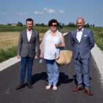 Wójt, przewodniczący Rady Gminy i radna z okręgu Szemborowo pozują do zdjęcia na nowej drodze
