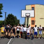 Wspólne zdjęcie pod koszem wszystkich uczestników turnieju koszykówki ulicznej
