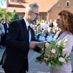 Dyrektor ZSP w Strzałkowie wręcza kwiaty przewodniczącej Rady Rodziców szkoły podstawowej