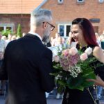 Dyrektor ZSP w Strzałkowie wręcza kwiaty przewodniczącej Rady Rodziców przedszkola