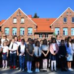 Uczniowie ZSP w Strzałkowie podczas gminnej inauguracji roku szkolnego