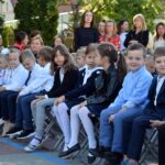 Uczniowie ZSP w Strzałkowie podczas gminnej inauguracji roku szkolnego na placu szkolnym