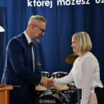 Dyrektor ZSP Strzałkowo gratuluje przedstawicielce administracji szkoły