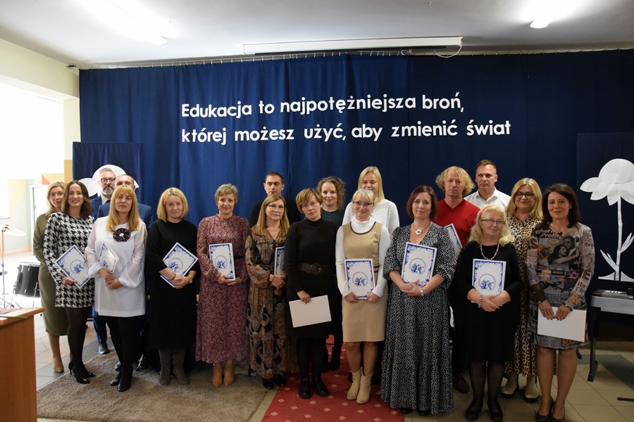 Wspólne zdjęcie nauczycieli ZSP Strzałkowo wyróżnionych nagrodą dyrektora