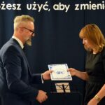 Dyrektor ZSP Strzałkowo wręcza dyplom pamiątkowy jednej z nauczycielek