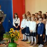 Zastępca wójta gminy Strzałkowo przemawia podczas uroczystości w szkole podstawowej w Strzałkowie