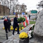 Zastępca wójta Gminy Strzałkowo składa kwiaty pod pomnikiem Powstańców Wielkopolskich