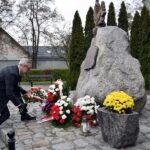 Przewodniczący rady Powiatu Słupeckiego składa kwiaty pod pomnikiem Powstańców Wielkopolskich