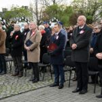 Uczestnicy uroczystości w Miejscu Pamięci w Łężcu. Na pierwszym planie władze Gminy Strzałkowo, Miasta Słupca i Powiatu Słupeckiego