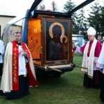 Powitanie obrazu Matki Bożej Częstochowskiej przez proboszcza parafii w Graboszewie