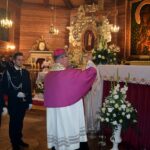 Prymas Polski dokonuje okadzenia obrazu Matki Bożej w kościele w Ostrowie Kościelnym