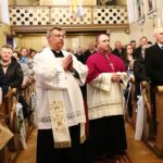Proboszcz parafii w Graboszewie razem z biskupem i wiernymi w kościele