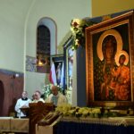 Obraz Matki Bożej Częstochowskiej w kościele w Skarboszewie. Obok proboszcz tamtejszej parafii