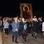 Przedstawiciele parafii w Stawie idąc na czele grupy wiernych niosą obraz Matki Bożej Częstochowskiej
