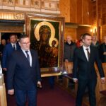 Przedstawiciele parafii w Stawie wnoszą obraz Matki Bożej Częstochowskiej do kościoła