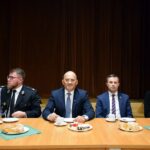 Wójt gminy, zastępca i prezes oddziału gminnego OSP siedzą za stołem