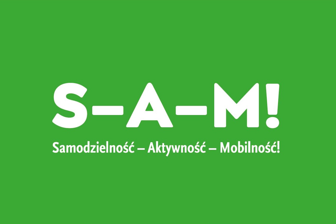 Biały napis S-A-M! na zielonym tle
