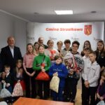 Wspólne zdjęcie samorządowców z dziećmi z Ukrainy
