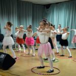 Dziewczynki z koła tanecznego podczas występu