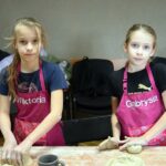 Dwie dziewczynki podczas wyrabiania gliny