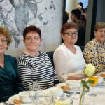 Pięć kobiet siedzi przy stole