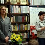 Dyrektor biblioteki trzyma w ręku książkę Natalii Rybarczyk, która stoi bok niej