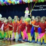 Dzieci podczas występu trzymają w rękach kolorowe chustki