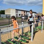 Dzieci bawią się na urządzeniu w stylu mostu linowego