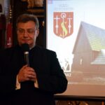 Proboszcz parafii w Graboszewie przemawia do mikrofonu