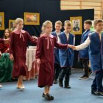 Uczniowie szkoły tańczą Poloneza