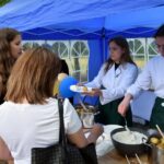 Uczennice Centrum Kształcenia Zawodowego i Ustawicznego w Strzałkowie częstują uczestników pikniku pyrami z gzikiem