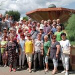Kilkudziesięciu uczestników wycieczki do Ciechocinka pozuje do wspólnego zdjęcia