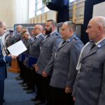 Zastępca komendanta wojewódzkiego gratuluje awansowanym policjantom