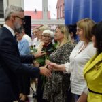 Dyrektor ZSP Strzałkowo wręcza kwiaty pracownikom obsługi szkoły