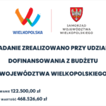 tablica informacyjna z herbem i logo województwa wielkopolskiego i napisem: zadanie zrealizowano przy udziale dofinansowania z budżetu województwa wielkopolskiego. Dofinansowanie: 122.500,00 zł Całkowita wartość: 468.526,60 zł