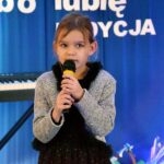 Dziewczynka śpiewa do mikrofonu