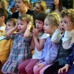 Przedszkolaki słuchają występów swoich kolegów