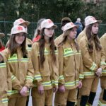 W rzędzie stoją członkowie młodzieżowej drużyny pożarniczej OSP Strzłkowo