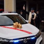Ksiądz święci nowy samochód OSP Strzałkowo